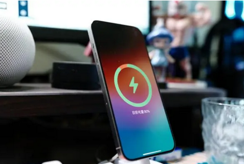 路桥苹果15换屏服务分享用什么充电器给iPhone15充电更好 